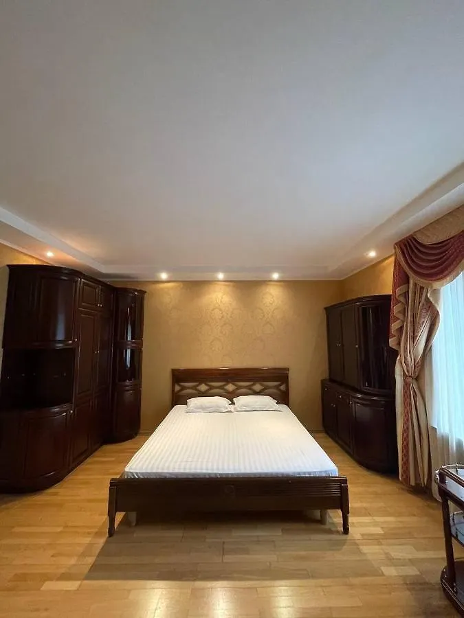 아파트 One Bedroom Kreschatik Str 4 키예프